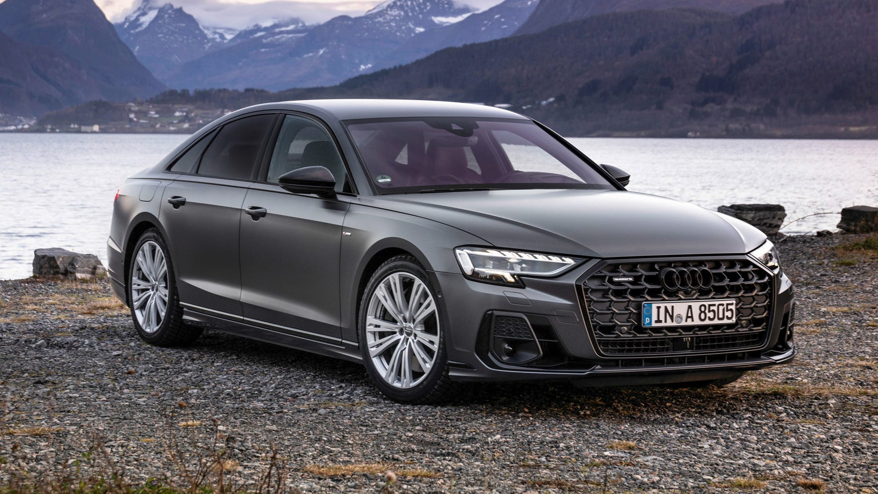 Audi ngjyrë argjendi në një rrugë malore